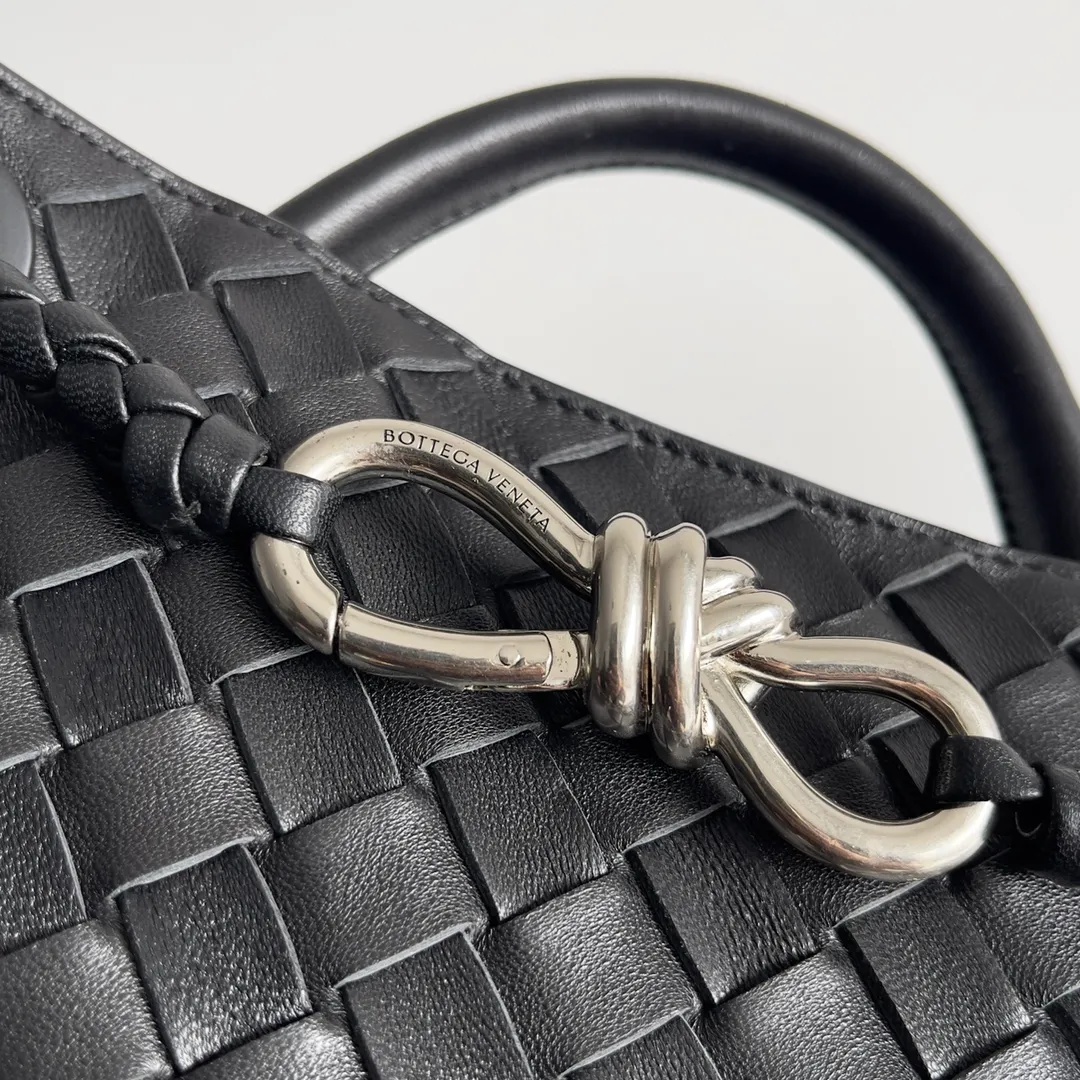 The 2023 new Andiamo batch of 1860 BV has been shipped‼ ️Really popular🔥The new Andiamo woven handbag launched by Bottega Veneta this season is really popular all over the world! ! Celebrities at home and abroad have worn it, and Oscar-winning actress Michelle Yeoh has taken it out on the street. Song Jia, Trai Yara, Yu Feihong, Sanji Ayaka, Rosie Hunting-Whiteley, Yoshioka Riho, etc. have all picked up this bag. It is classic and versatile, showing off its temperament, and the bag capacity is also large, which is very convenient for daily commuting! ! A variety of carrying methods, the shoulder straps can be adjusted by yourself, the original lambskin feels soft and delicate, and the neutral style is made to break gender boundaries and bring a more practical and longer-lasting use experience. Andiamo, which has both elegant and casual styles, perfectly interprets the true appearance of "fashionable old money style". Style number: 743568 Size: 25*22*10.5cm